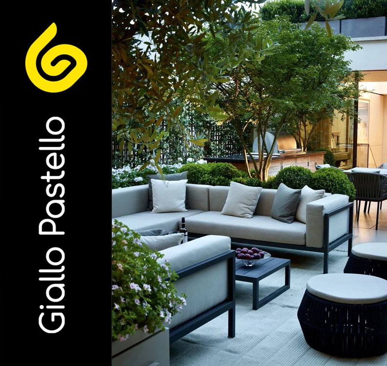 Tavolino basso e decorazioni per arredare terrazzo appartamento - Giallo Pastello Interior Design Brescia