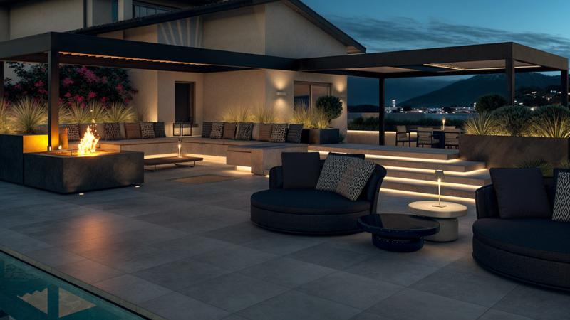 Arredo Outdoor con zona relax con poltrone di notte - Giallo Pastello Interior Design Brescia
