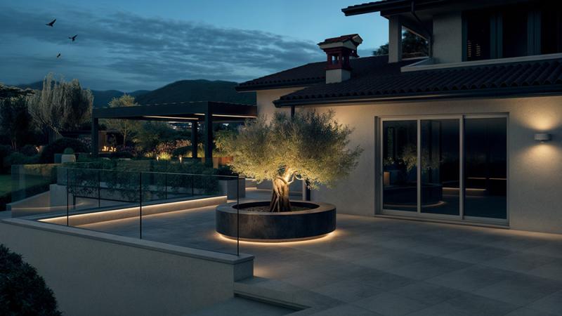 Arredo outdoor con piscina: aiuola con ulivo e illuminazione notturna - Giallo Pastello Interior Design Brescia