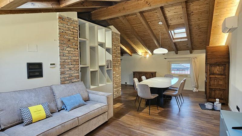 Ristrutturazione Mansarda su Misura: assi di legno sul soffitto - Giallo Pastello Interior Design Brescia